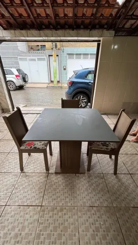 Mesa com 4 cadeiras em perfeito estado.