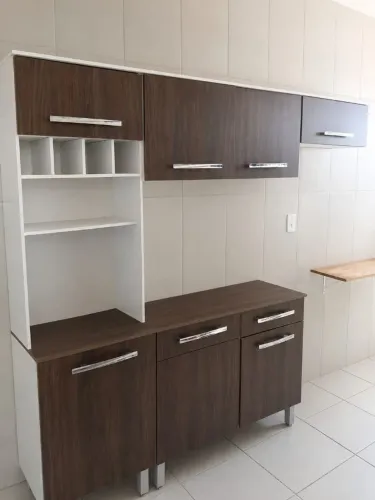 Vende-se Guarda Roupa e Armário de cozinha, usado, faltando alguns "puxador" de ferro.