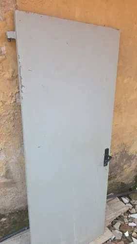 Porta forte de ferro com escotilha e sem.