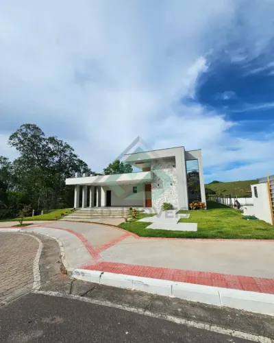 Casa Moderna de Luxo à Venda Piscina, Espaço Amplo e 3 Suítes