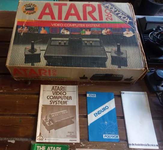 Console Atari 2600, com manual na caixa. Um vídeo game dos anos 1980.