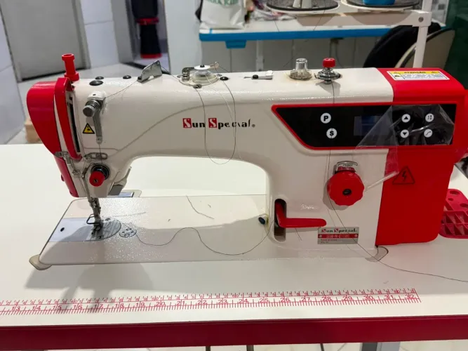 Máquina de costurar industrial