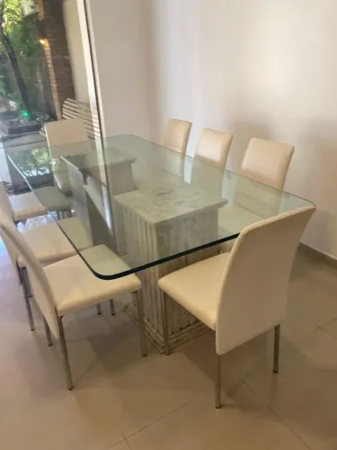 Mesa de Jantar, Aparador e Espelho.