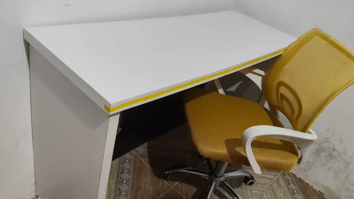Vender se uma cadeira de escritório e uma escrivaninha