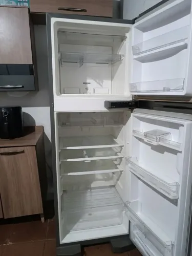 GELADEIRA SEMINOVA - PRECISA CARREGAR O GÁS 