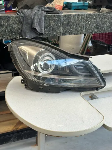 Farol Esquerdo Mercedes 0200 2012 com led