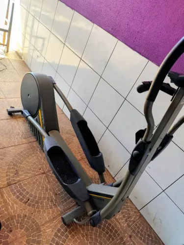 Elíptico profissional movement rt240
