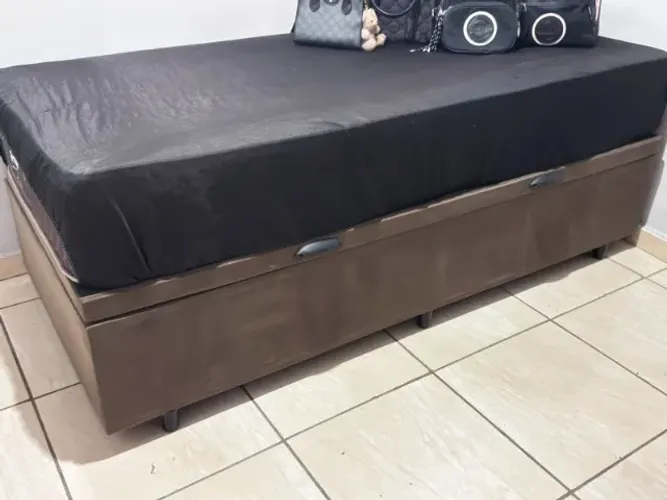 Box cama de solteiro com baú, incluido colchão e cabeceira.