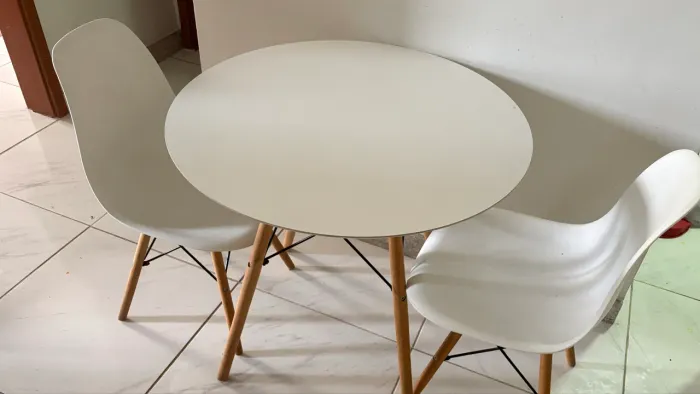 Mesa com 2 cadeiras