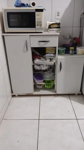 Armário de cozinha usado com fruteira