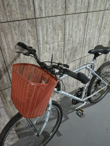 Vendo Bicicleta revisada, Caloi aro 23 com cestinha, banco e pedais novos