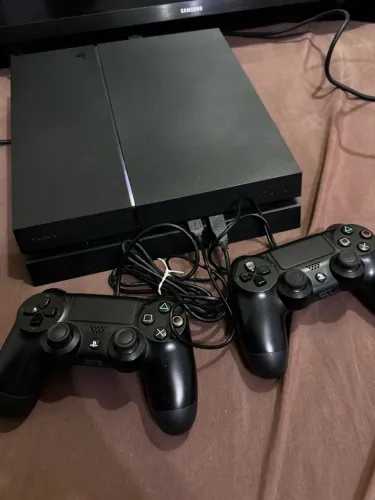 PS4 Slim + 2 controles