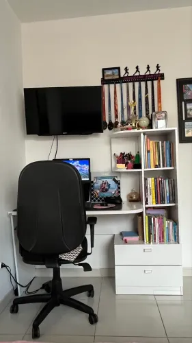 Escrivaninha com gavetas