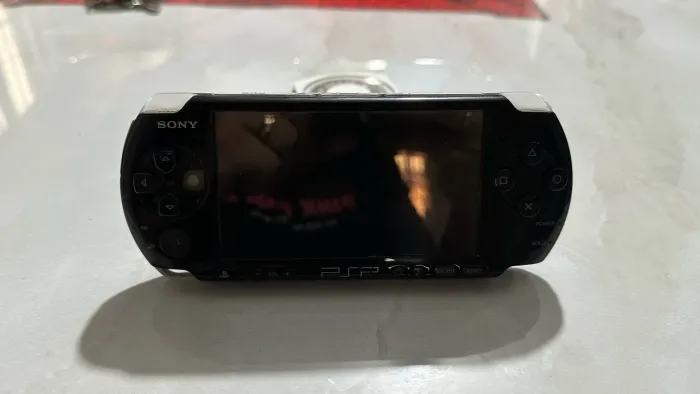 PSP 3001 DESBLOQUEADO + god of war (sem bateria e sem carregador).