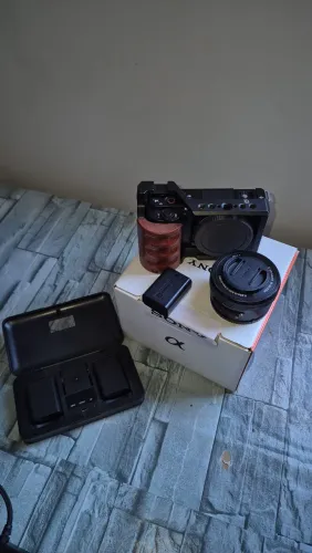 ZV-E10 com lente do kit 16-50mm e cage + 3 baterias