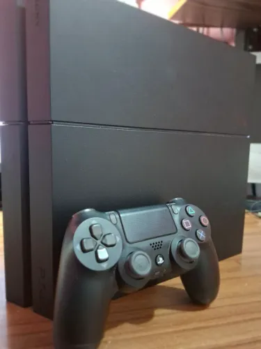 PS4 1Tb + 1 controle + 2 jogos