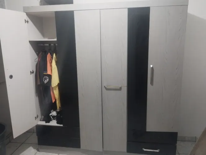 Guarda Roupa 3 portas com várias prateleiras e 4 vetas semi novo usado ( sem 3 puxadores )