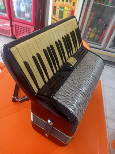Vendo acordeon 80baxos excelente estado 