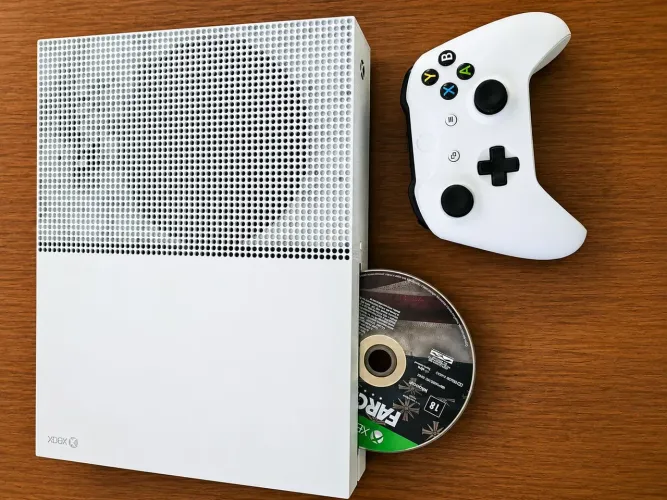 XBOX ONE S 1TB BRANCO + 2 JOGOS ORIGINAIS + MANETE ORIGINAL - FUNCIONANDO 100%
