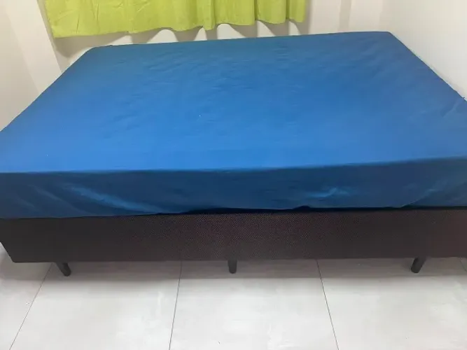 Cama e colchão de casal