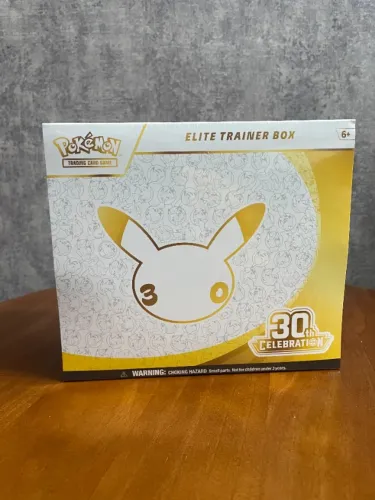 (ING) Pokémon 30 Anos ETB Treinador Avançado 30th Celebration Inglês