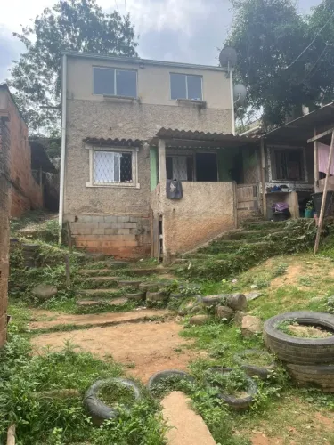 Vende-se está casa! Com dois lotes.