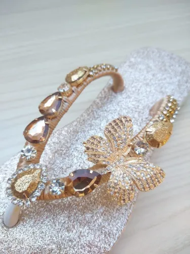 Chinelo Customizado Premium - Brilho, Pedrarias e Borboleta Dourada - Michelix