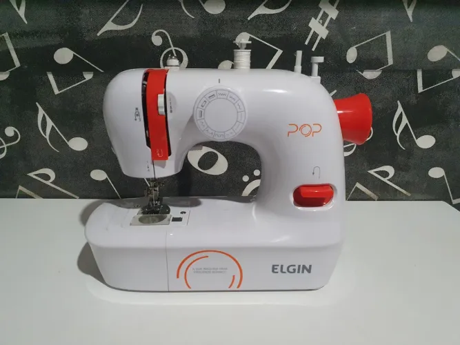 Excelente Máquina de costura Elgin... Bem Nova!!! 