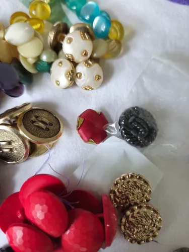 Botões antigos e novos para roupas 
