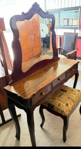 Comoda antiga com espelho e banqueta 
