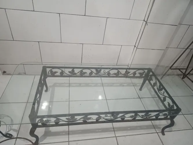 Mesa de ferro com tampo de vidro