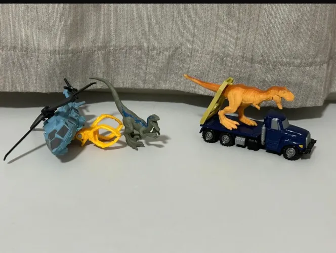 Dinossauros e Carros mattel