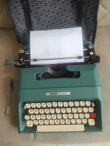 Máquina de escrever antiga Olivetti College em perfeito estado 