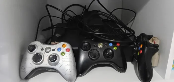Xbox 360 com Kinect + 3 Controles originais (1 sendo edição especial)