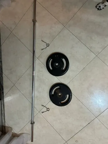 Uma barra cromada e 2 Anilhas de 10kg com presilhas 