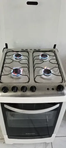 Fogão eletrolux funciona às 4 bocas e o forno, faço entrega