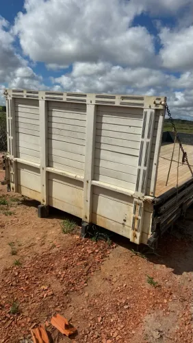 Vendo uma carroceria para caminhão toco de 7 metros