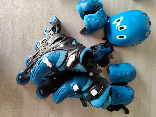 Patins Tam 37-40 com capacete e acessórios 