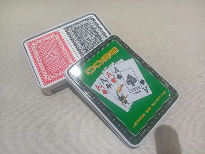 2 jogos de cartas baralho completo em estojo de metal doge 100% all plastic playing cards