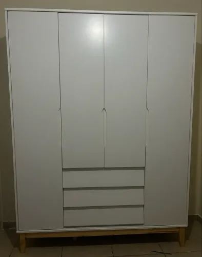 Guarda roupa 4 portas e 3 gavetas 