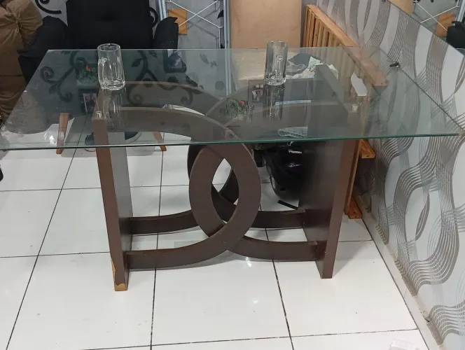 Mesa de jantar com base em MDF e tampo de vidro