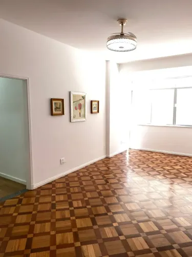 Excelente apartamento à venda em Copacabana, na Rua Barata Ribeiro, altura do Posto 5