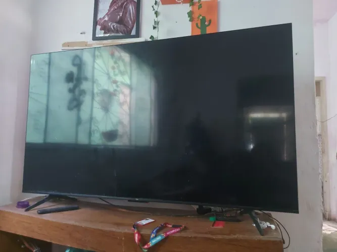 TV TCL de 65 polegadas com imagem preta, mas ligando