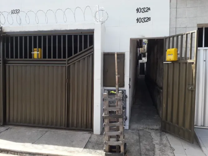 Kitinete (casa de fundos)
