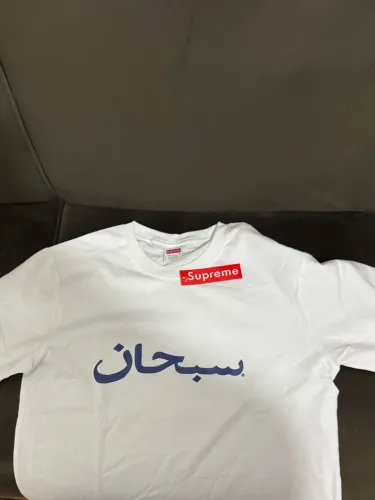 Camiseta Supreme Arabic Logo branca com estampa azul