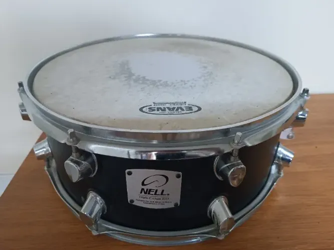 Caixa 14x5,5' Nell Class com 8 Afinadores e Pele Evans