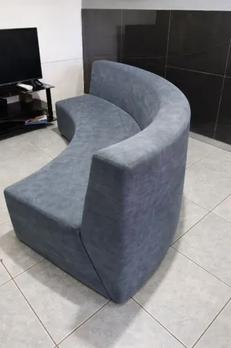 Sofa curvado 4 lugares madeira