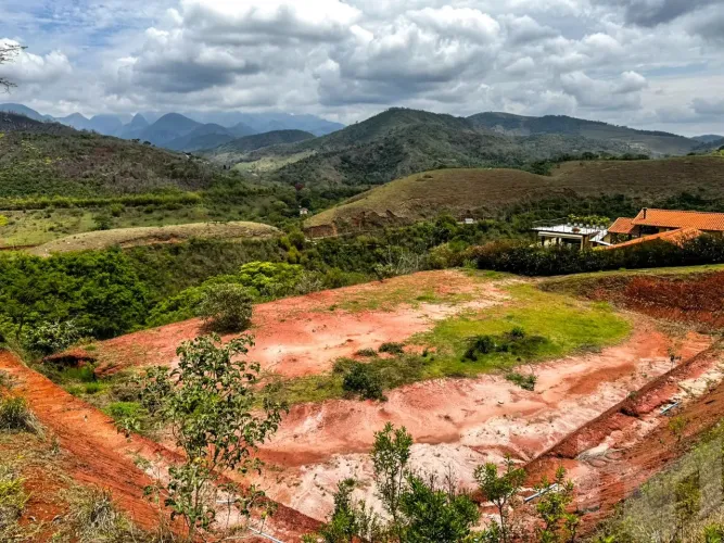 Localizado em condomínio muito bem estruturado, em região muito tranquila e de grande valo