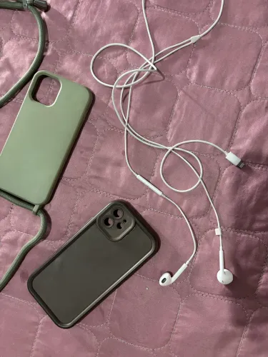 Kit iPhone 12 / 12 Pro: Fone Original Apple + 2 Capinhas