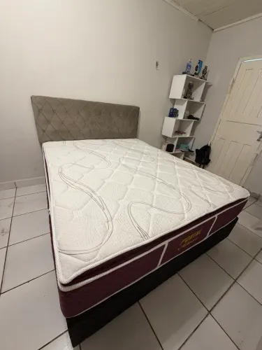 Cama queen com cabeceira 